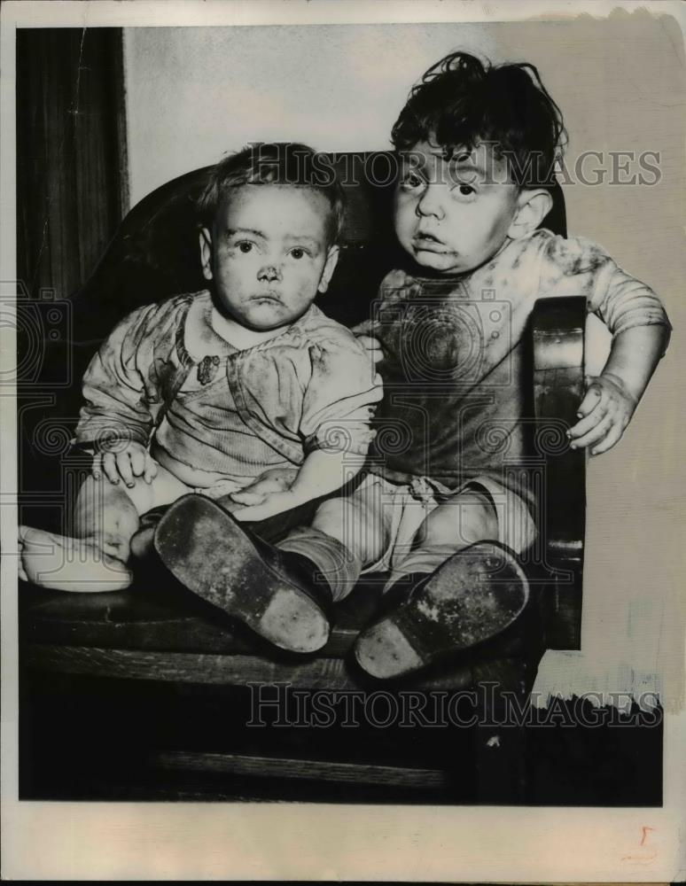 1950 Press Photo Delbert with his brother Neale after being brought to Tazwell - Historic Images