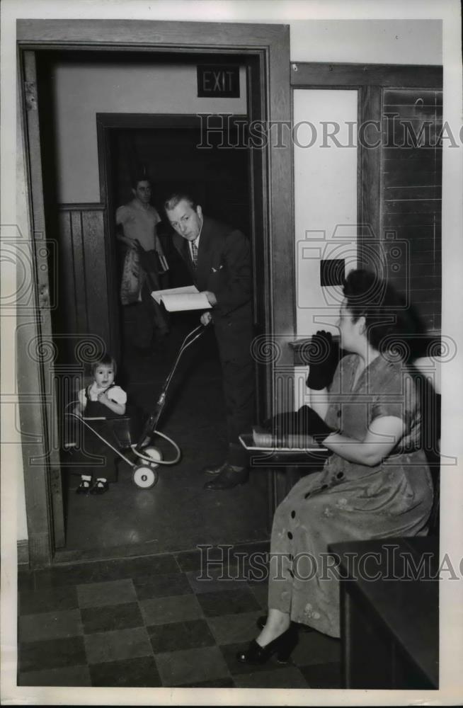 1952 Press Photo Little Patsy, daughter of Thomas McKeever and Margaret - Historic Images