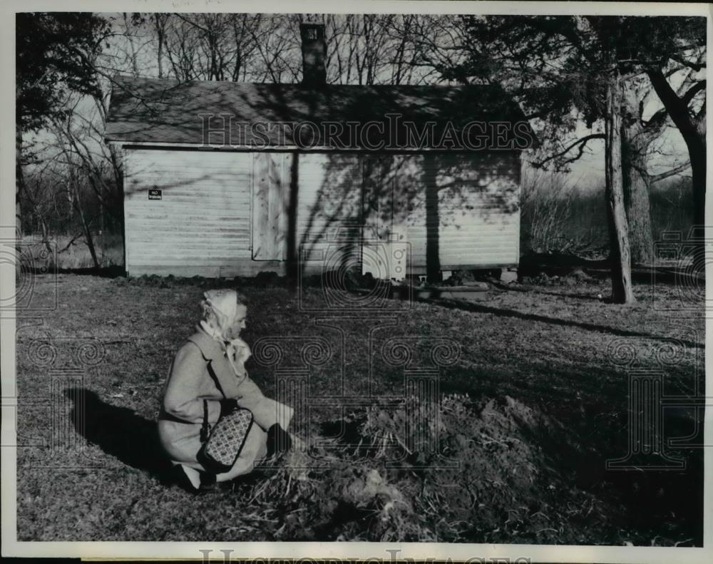 1961 Press Photo $30,000 found in a dead woman&#39;s house starts treasure hunt - Historic Images