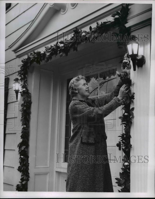 1956 Press Photo Mrs Carl Hornsby Decorating for Christmas - nee25247 - Historic Images