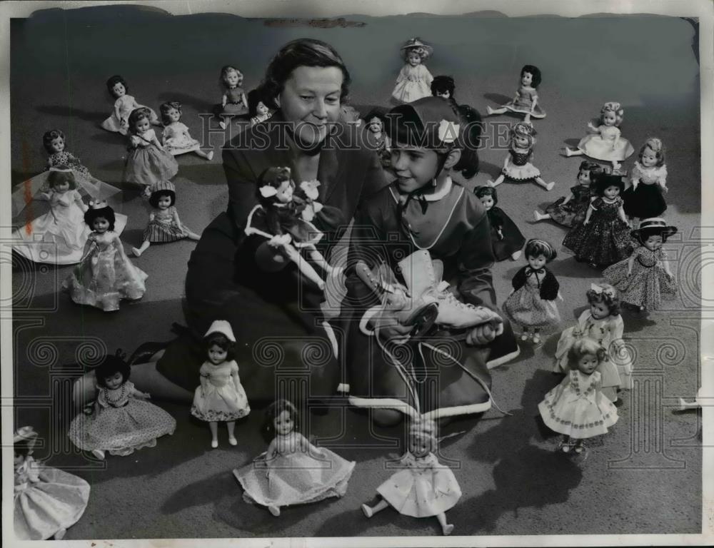 1958 Press Photo Ginny &amp; Mom-Mrs Robinson Dress 300 Dolls at Army C-mas Toy Shop - Historic Images