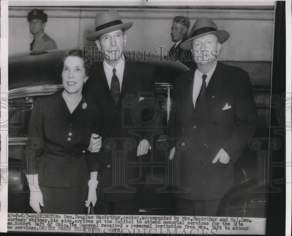 1953 Press Photo Gen. and Mrs. Douglas MacArthur attending Memorial Services - Historic Images