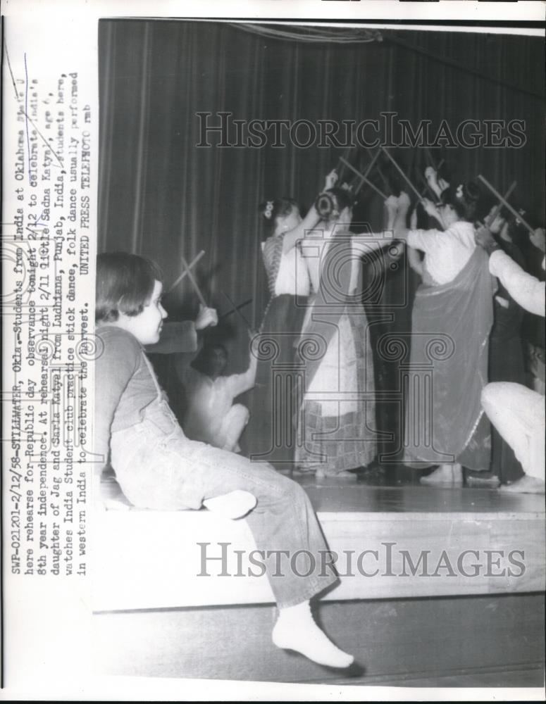 1958 Press Photo students from India at Oklahoma State Univ. rehearse - Historic Images