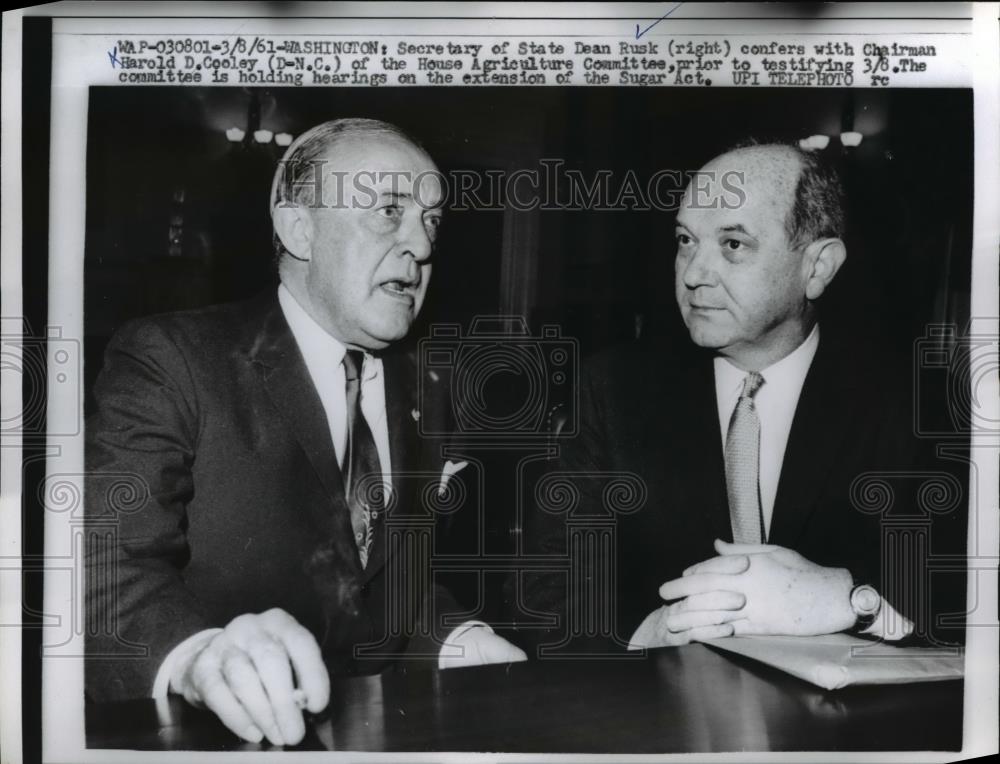 1961 Press Photo Dean Rusk confers with Harold D. Cooley in Washington - Historic Images