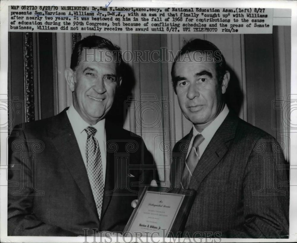 1970 Press Photo Dr. Sam N. Lambert presents Harrison A. Williams with award - Historic Images