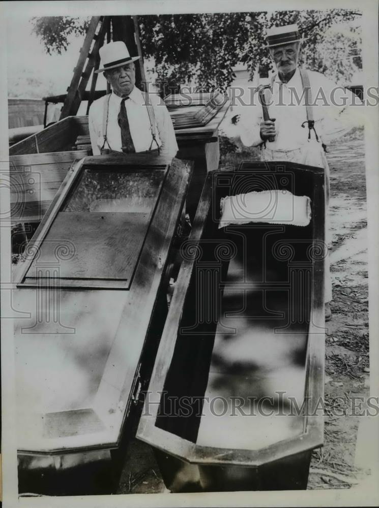 1935 Press Photo C.W. Rollison &amp; Brother J.W. Rollison with Their Coffins - Historic Images