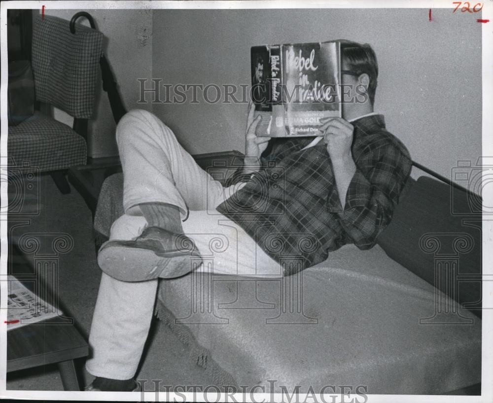 1966 Press Photo Bob Thomas Reads Rebel in Paradise - nee27440 - Historic Images