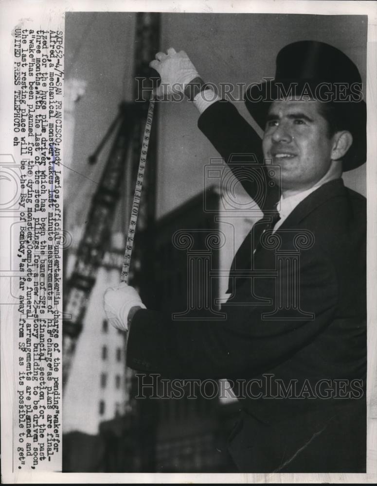 1954 Press Photo Andy Lerios, official undertaker in charge of Alfred's wake - Historic Images