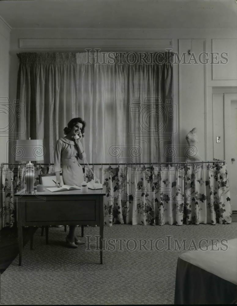 1960 Press Photo Homemaking, Drapes - nee26987 - Historic Images