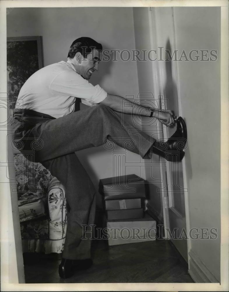 1945 Press Photo Warped Doors Indicate indicate timber was not heavy enough - Historic Images