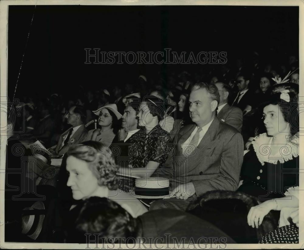 1939 Press Photo Senator Frank Whittimore and Mrs. Whittimore visit Billy Rose - Historic Images