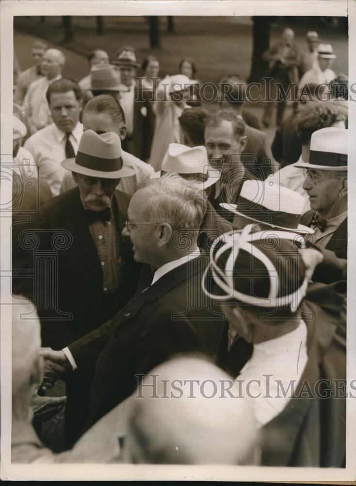 1936 Press Photo Gov. Alf M. Landon Surrounded by Students - nee30723 - Historic Images