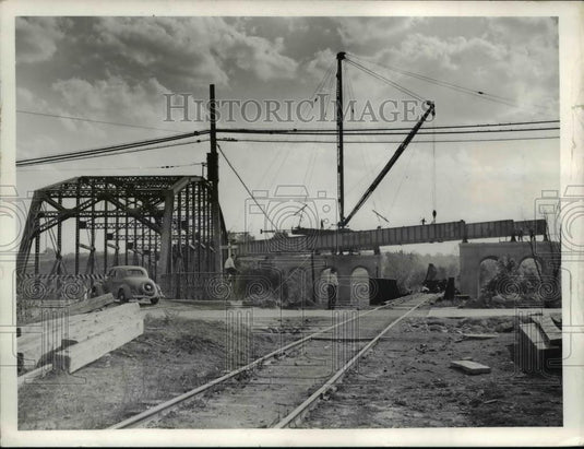 1933 Press Photo Steel Girder being placed for Bridge - nee29318 - Historic Images