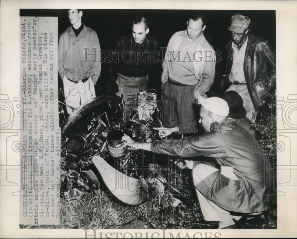 1948 Press Photo Charles Rising Examines Wreckage of Plane Near Cincinnati - Historic Images