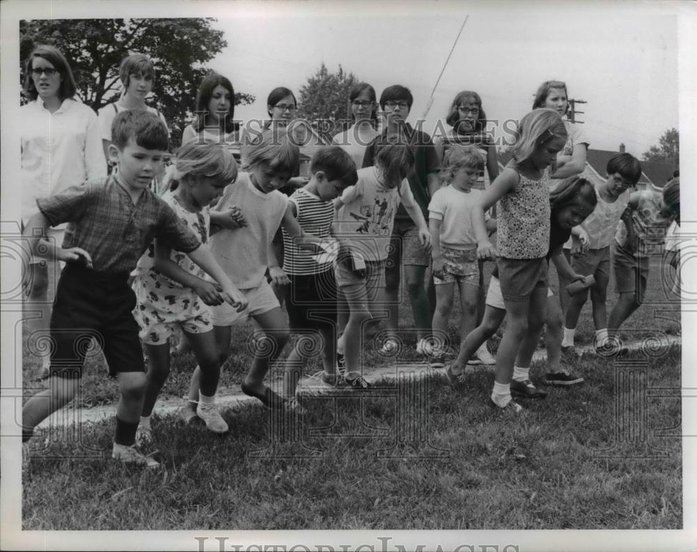 Press Photo 3 Legged Race, Lakewood Madison Park - nee30231 - Historic Images