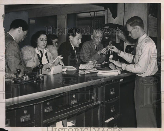 1941 Press Photo Lawyers Filing Papers for Divorce Cases in Miami Florida - Historic Images