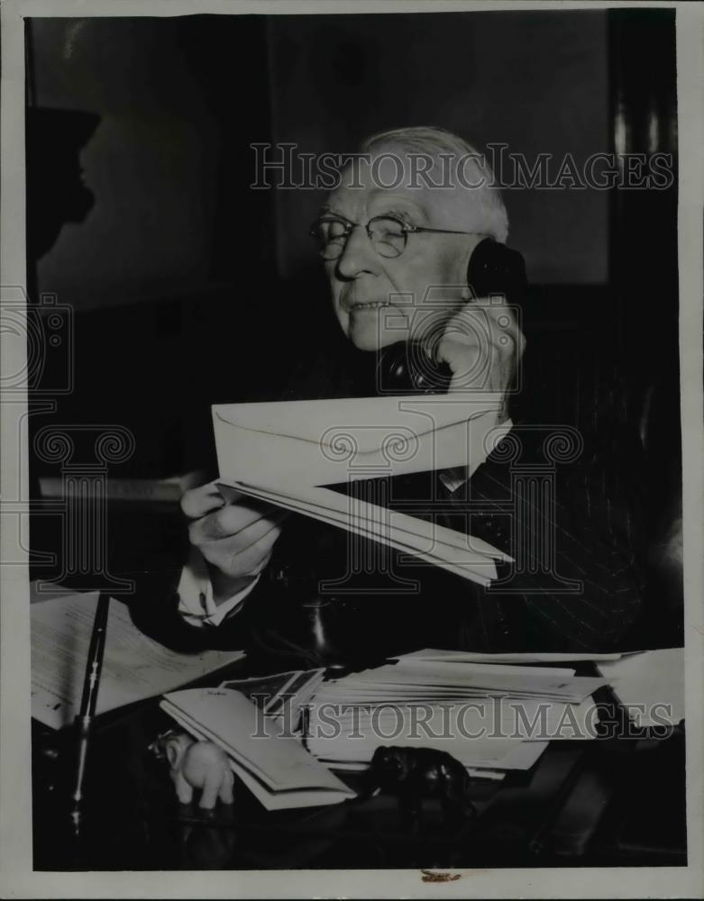 1944 Press Photo Wm. Heinrich making a telephone solicitation for War Bonds - Historic Images