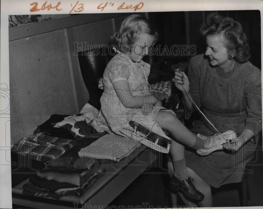 1946 Press Photo Mary Jeanne Ferreri and Mrs. Eugene A. Ferreri - nee27319 - Historic Images