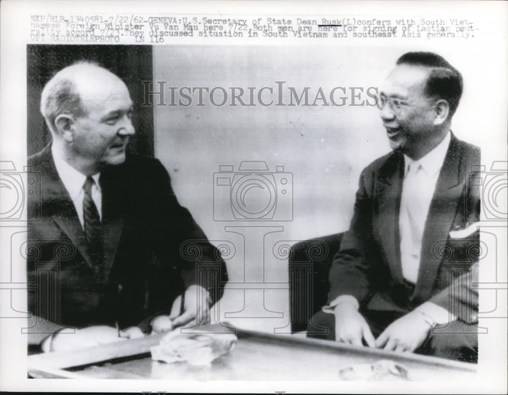 1962 Press Photo Secretary of the State Dean Rusk confers with Min. Vu Van Mau - Historic Images