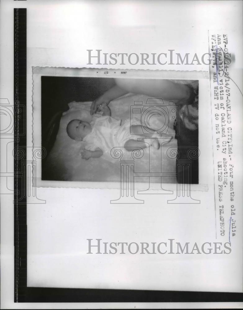 1957 Press Photo Julia and Russell victim of Okland City Shooting - nee29595 - Historic Images