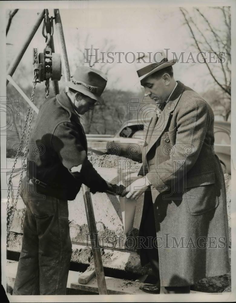 1939 Press Photo John White,grave digger, and Detective Franchetti - nee26793 - Historic Images