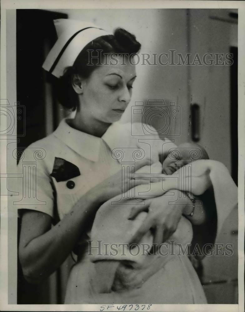 1939 Press Photo Juanita Mina Carey and nurse Wilma Halsey, Medford, Oregon - Historic Images