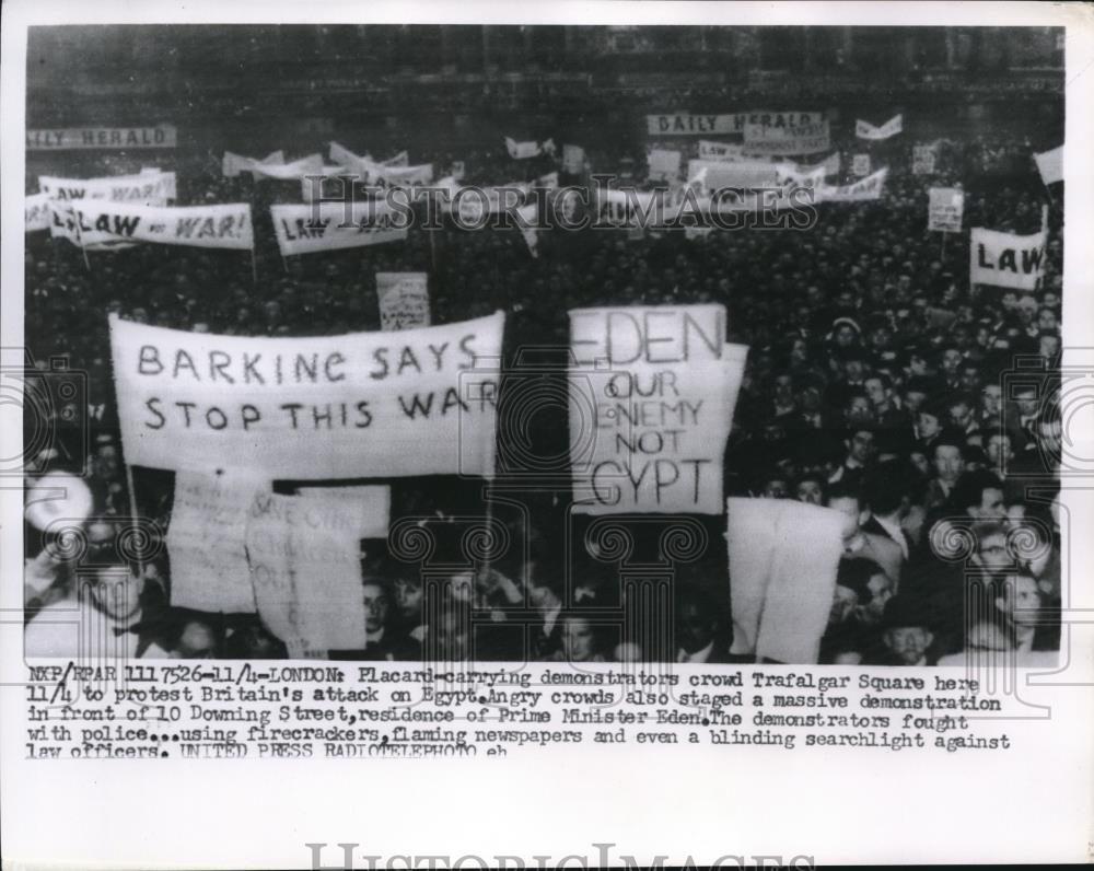 1956 Press Photo Demonstrators crows Trafalgar Square in London - nee28239 - Historic Images