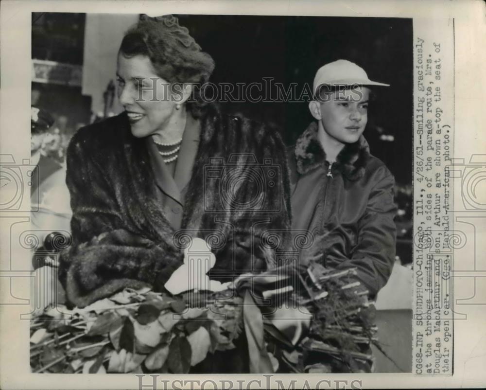 1951 Press Photo Mrs. Douglas MacArthur and her son Arthur during a parade - Historic Images