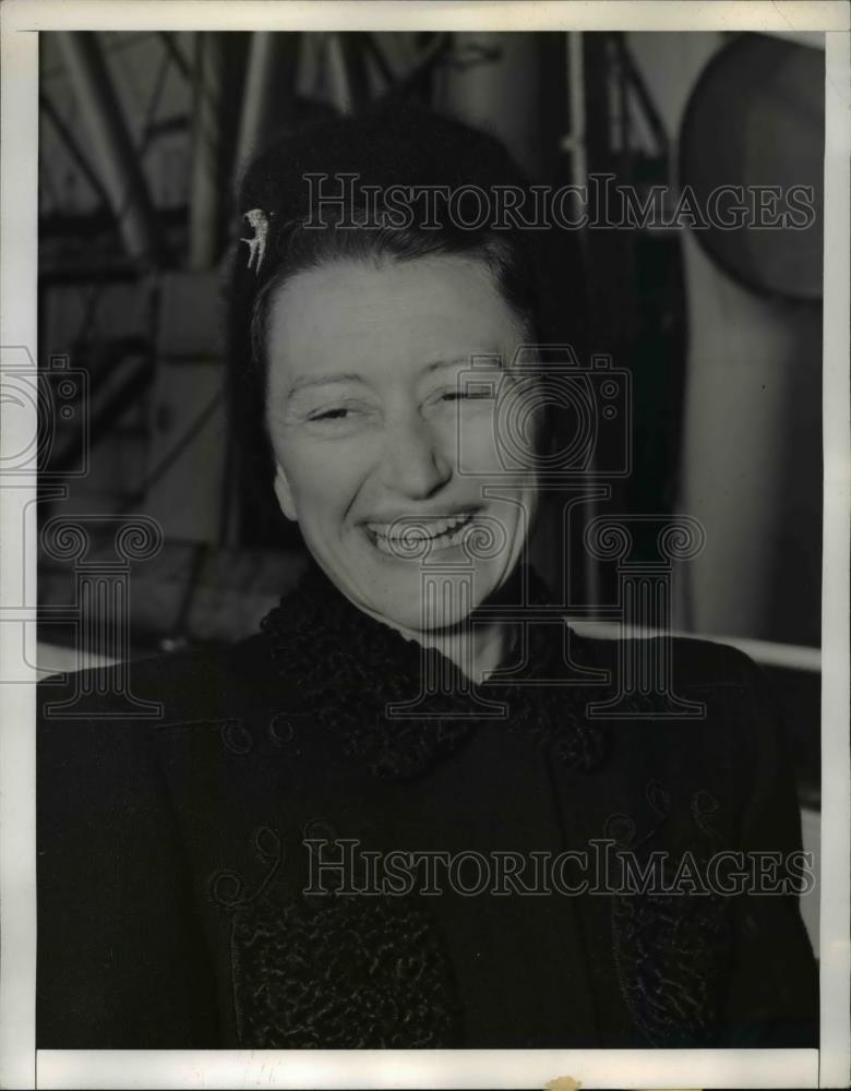 1941 Press Photo Mrs. Beatrice Rathbone aboard the S.S. Exbambion - nee29189 - Historic Images