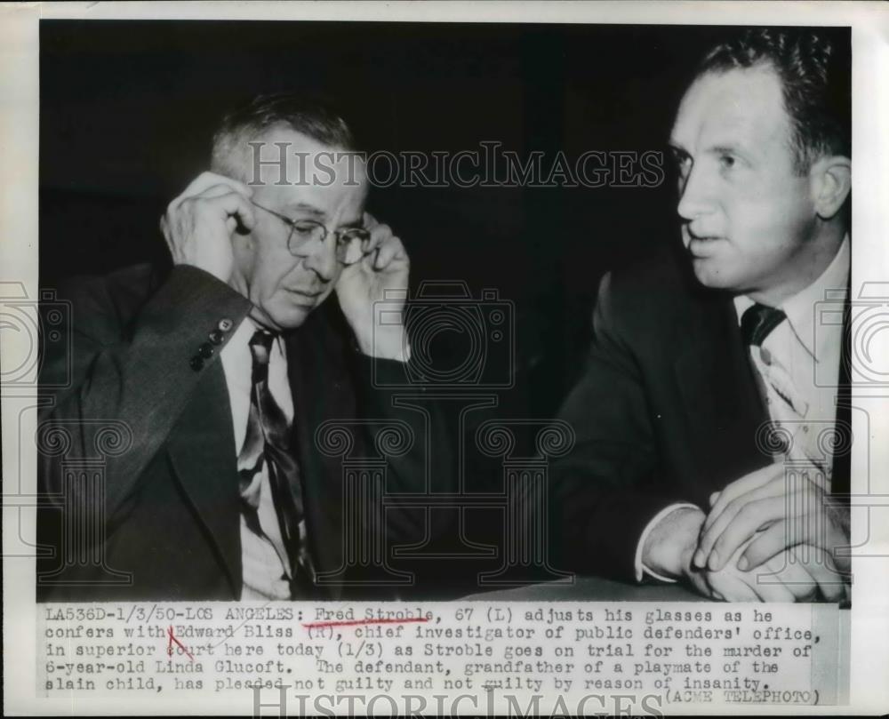 1950 Press Photo Fred Stroble confers with Edward Bliss in superior court - Historic Images
