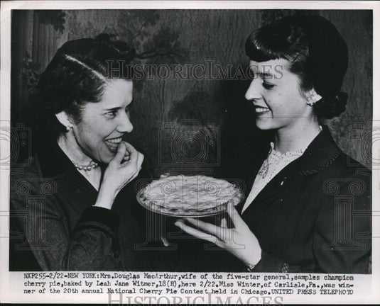 1952 Press Photo Mrs. Douglas MacArthur samples Champion Cherry Pie in Chicago - Historic Images