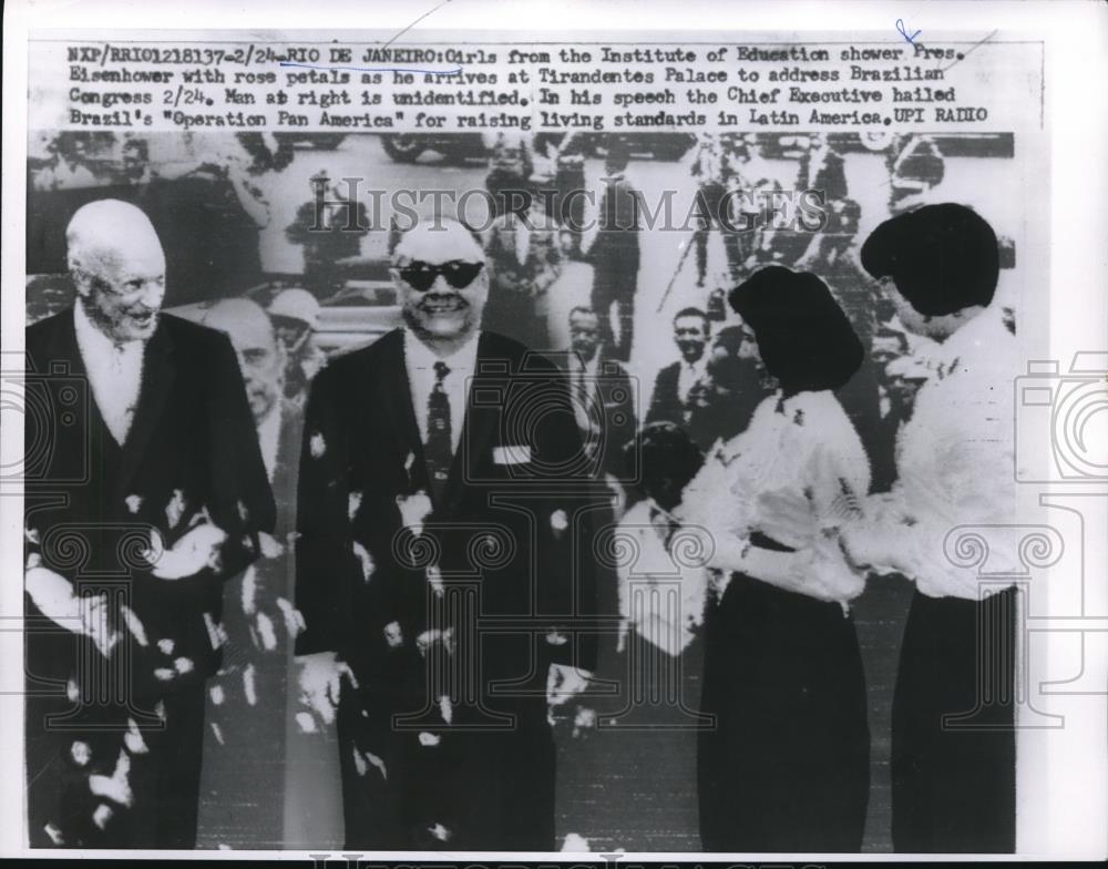 1960 Press Photo President Dwight D. Eisenhower Showered w Rose Petals, Brazil - Historic Images