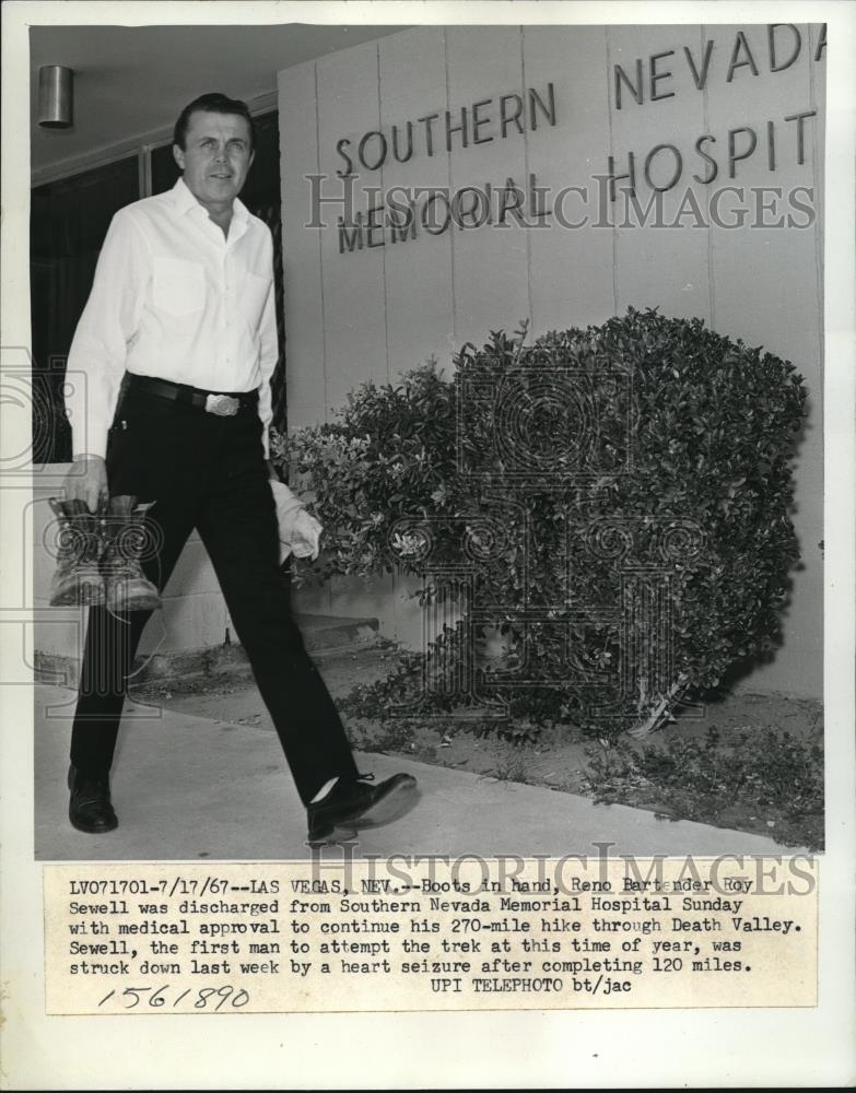 1967 Press Photo Roy Sewell,Reno bartender,discharged from Hospital - nee31124 - Historic Images