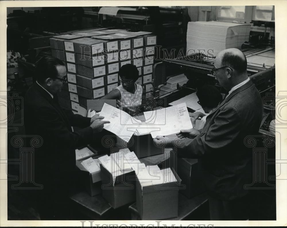 1965 Press Photo H.C. Leonard at the Government Printing office with W. Burton - Historic Images