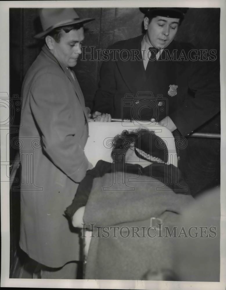 1954 Press Photo Matthew and Mrs. Mary Barger Collapsed After Verdict - Historic Images