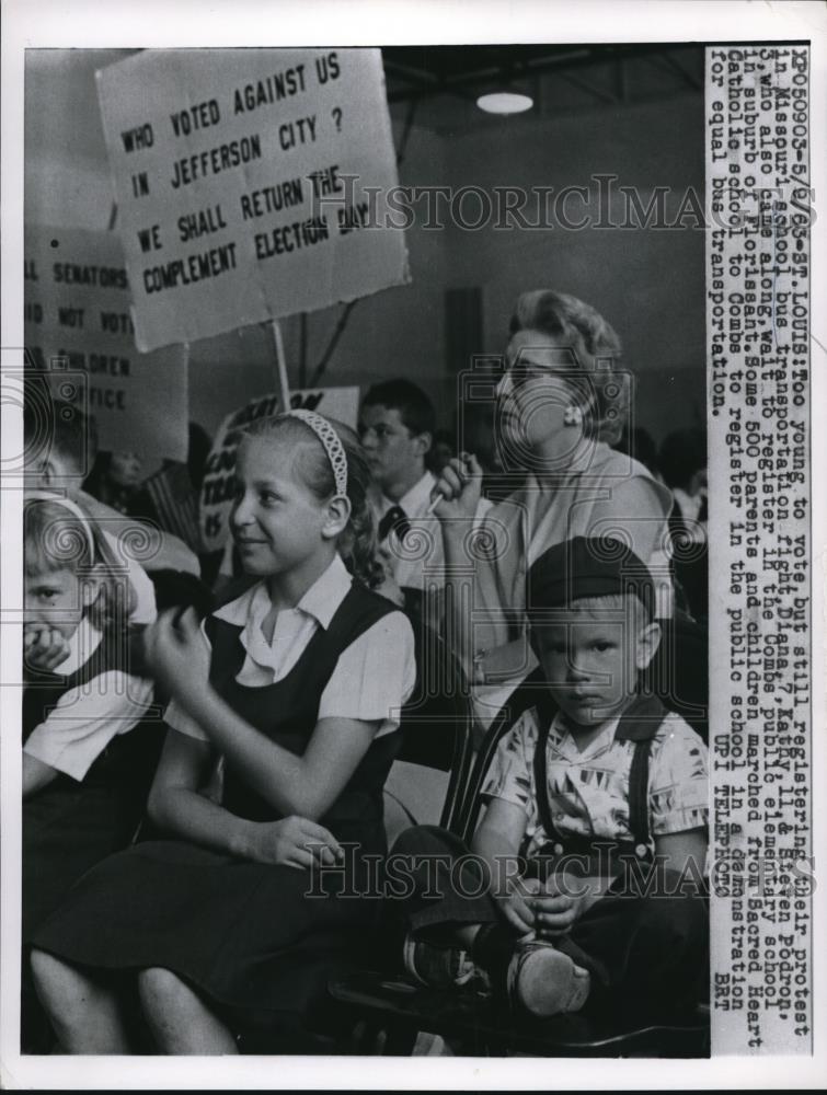 1963 Press Photo Children Wait to Register for Bus Transportation Demonstration - Historic Images