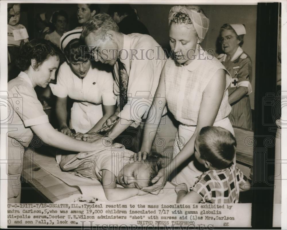 1953 Press Photo Sandra Carlson and doctor U.R. Wilson in Mass Inoculation - Historic Images