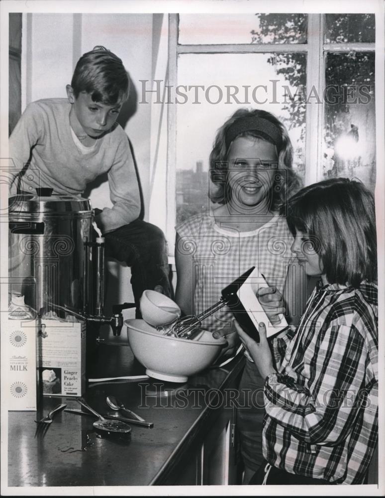 1965 Press Photo William Senor, Deborah McCormick, Sharon Sinor - nee30596 - Historic Images