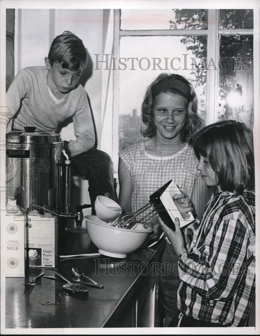 1965 Press Photo William Senor, Deborah McCormick, Sharon Sinor - nee30596 - Historic Images