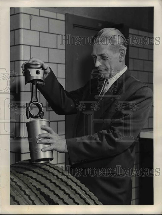 1958 Press Photo James M Smith Manager at Alcoa's Cleveland development Division - Historic Images