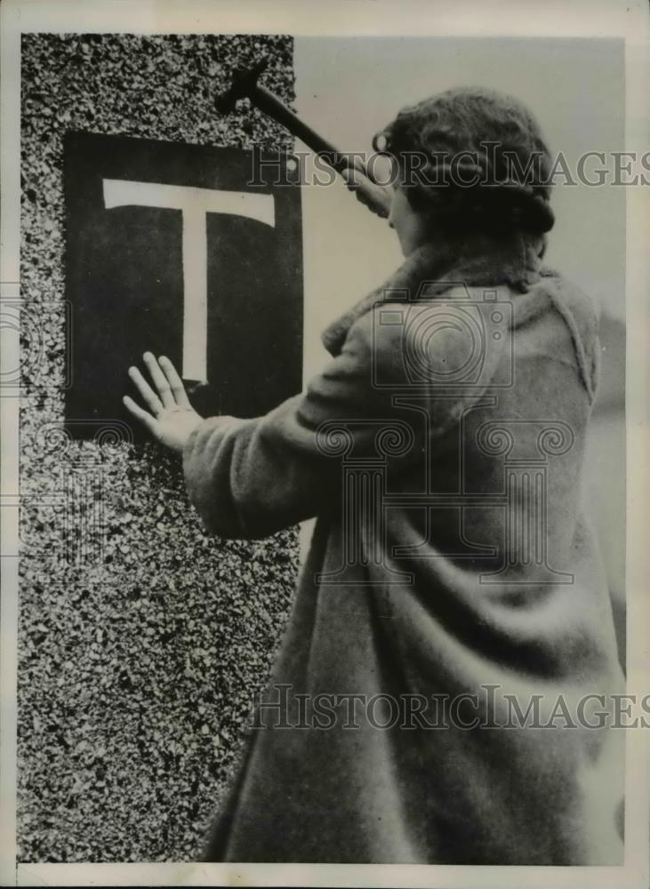 1941 Press Photo White T Shows Fire Watchers Nearest Telephone - Historic Images