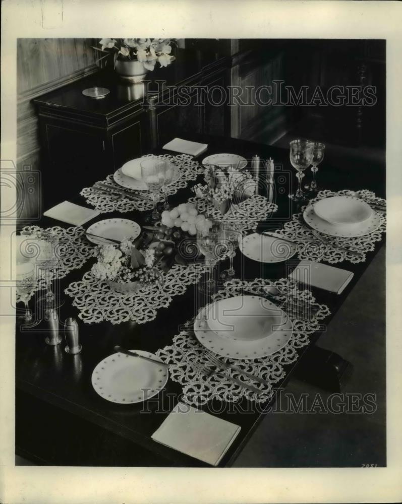 1936 Press Photo Mrs. Lily's dinner table setting - Historic Images