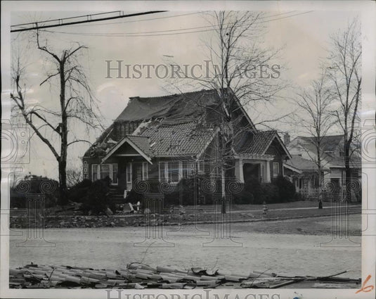 Press Photo The remains of the roof of the house of Robert Gartman - Historic Images