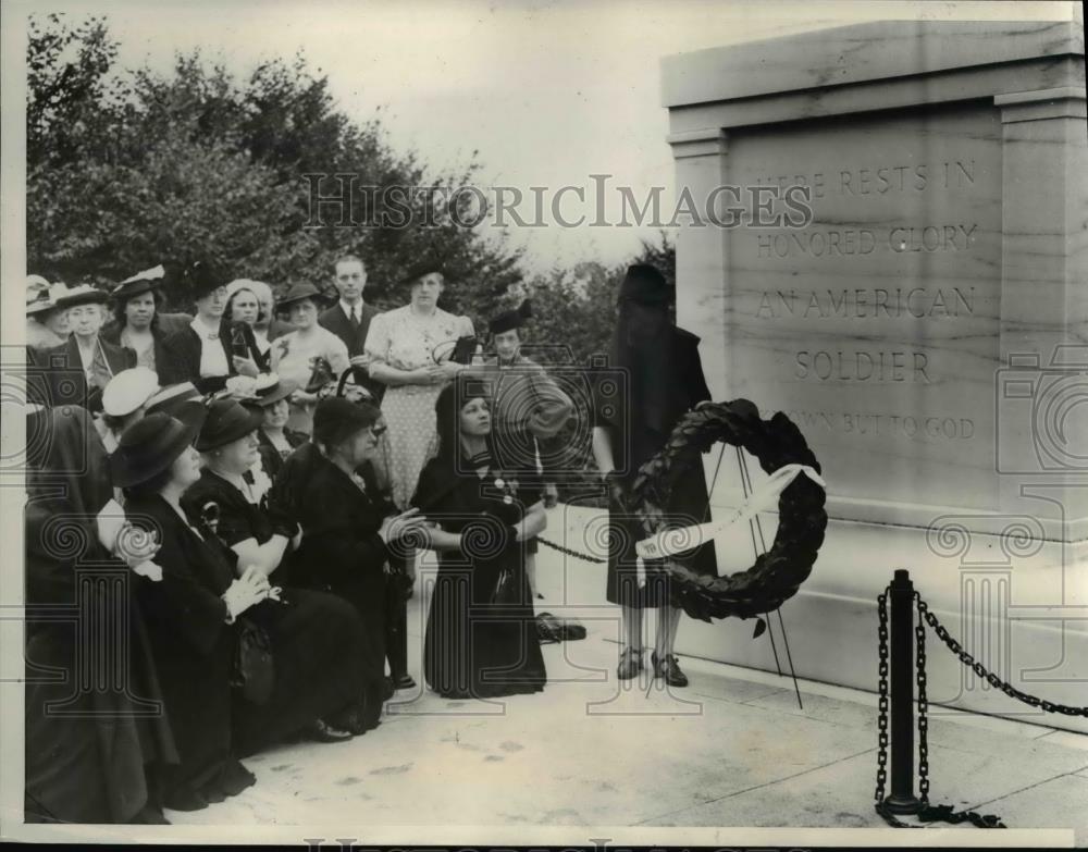 1940 Press Photo Grace E. Rylander Places Wreath at Unknown Soldier Tomb - Historic Images