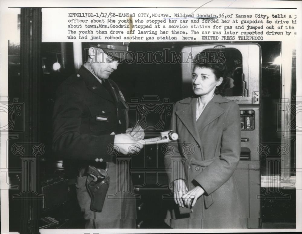 1958 Press Photo Mrs. Mildred Goodwin talks to Police Officer after being robbed - Historic Images