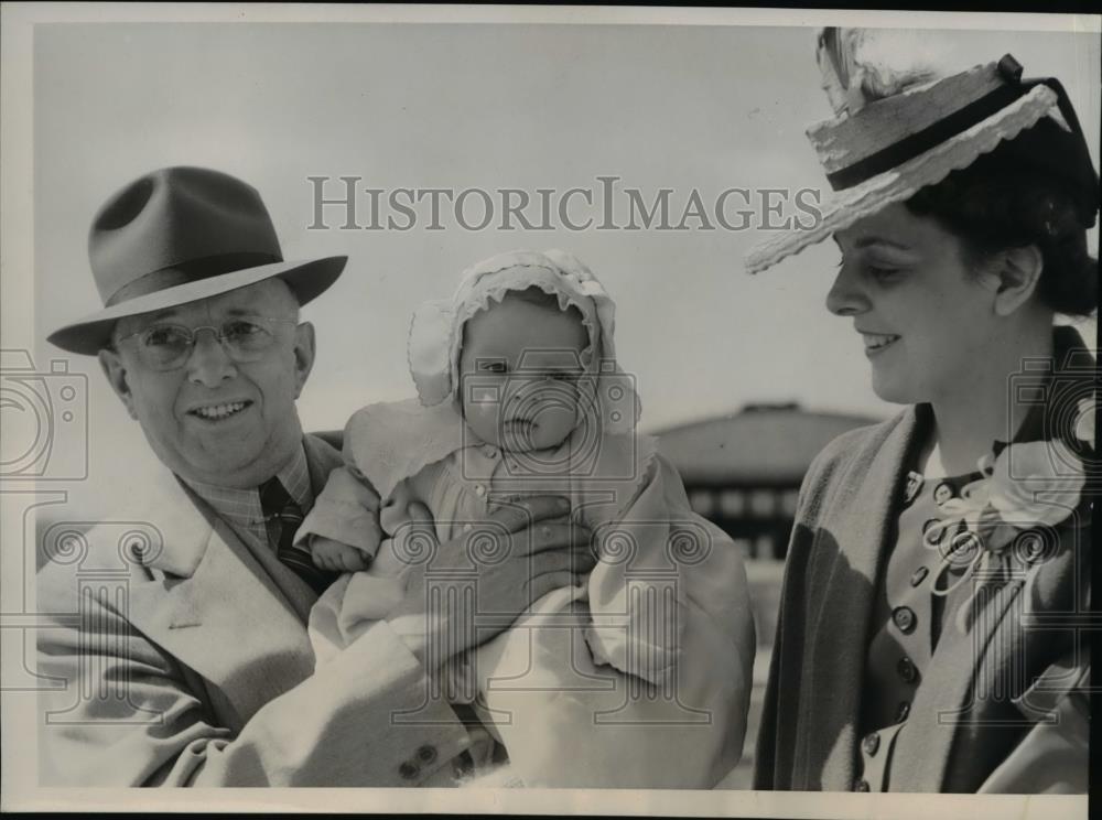 1940 Press Photo Baby Roy Bernard Rubel, Roy Allison, and Mrs. Bernard Rubel - Historic Images