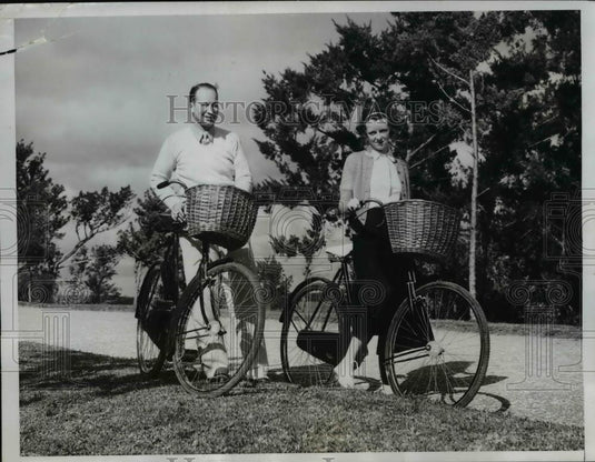 1935 Press Photo Mr. and Mrs. McHahon of Northfolk pictured at Castle Harbour - Historic Images