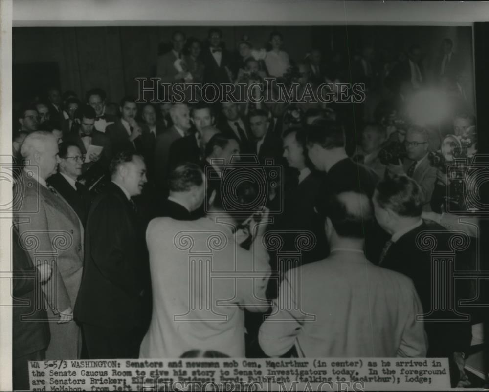 1951 Press Photo Senators and newsmen mob Gen. MacArthur at his Caucus Arrival - Historic Images