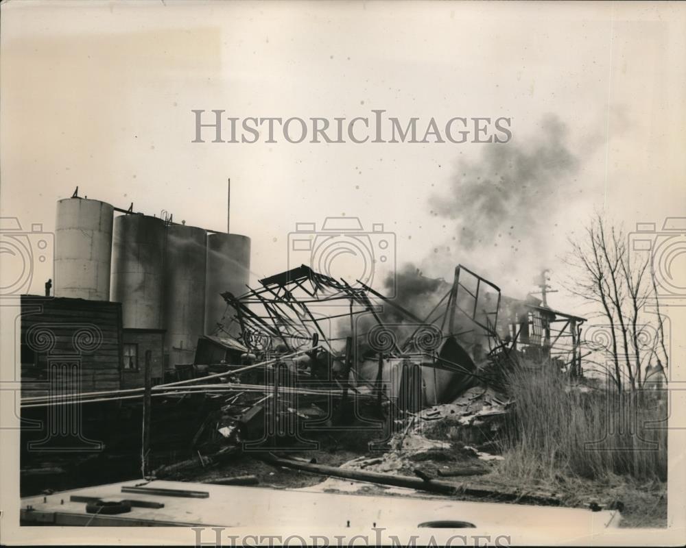 1940 Press Photo Gas Explosion Wreckage Empty 45,000 Gallon Fuel - nee27672 - Historic Images