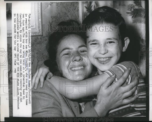 1962 Press Photo Mrs. Charles Ramey reunited with son Glen Tindle who ran away - Historic Images